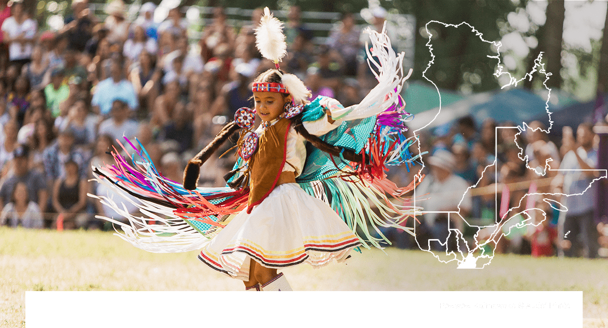 Une jeune fille amérindienne danse traditionnelle